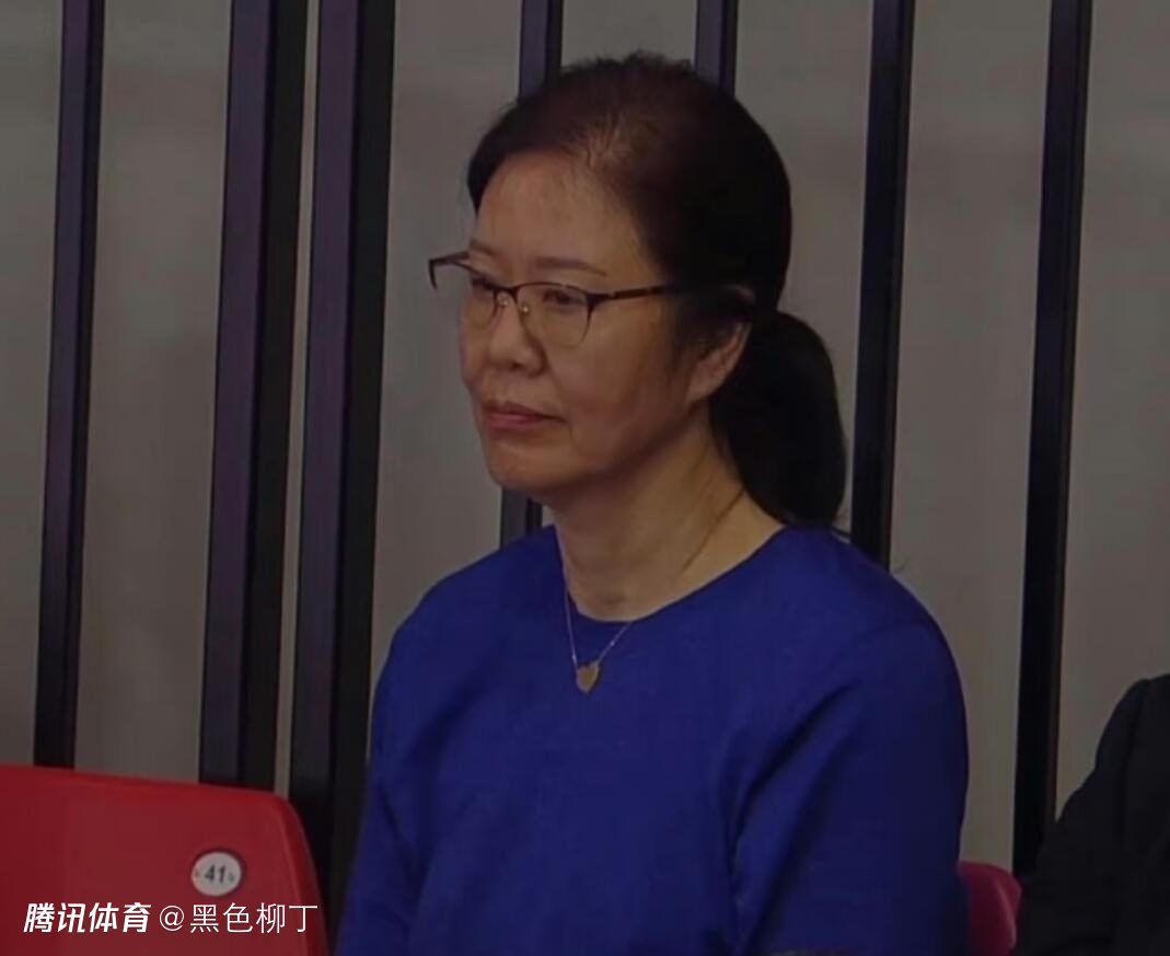 陈晓卿说：我们正经历太多的欢乐与痛苦，但中国人能苦中作乐，把喜悦通过美食呈现。